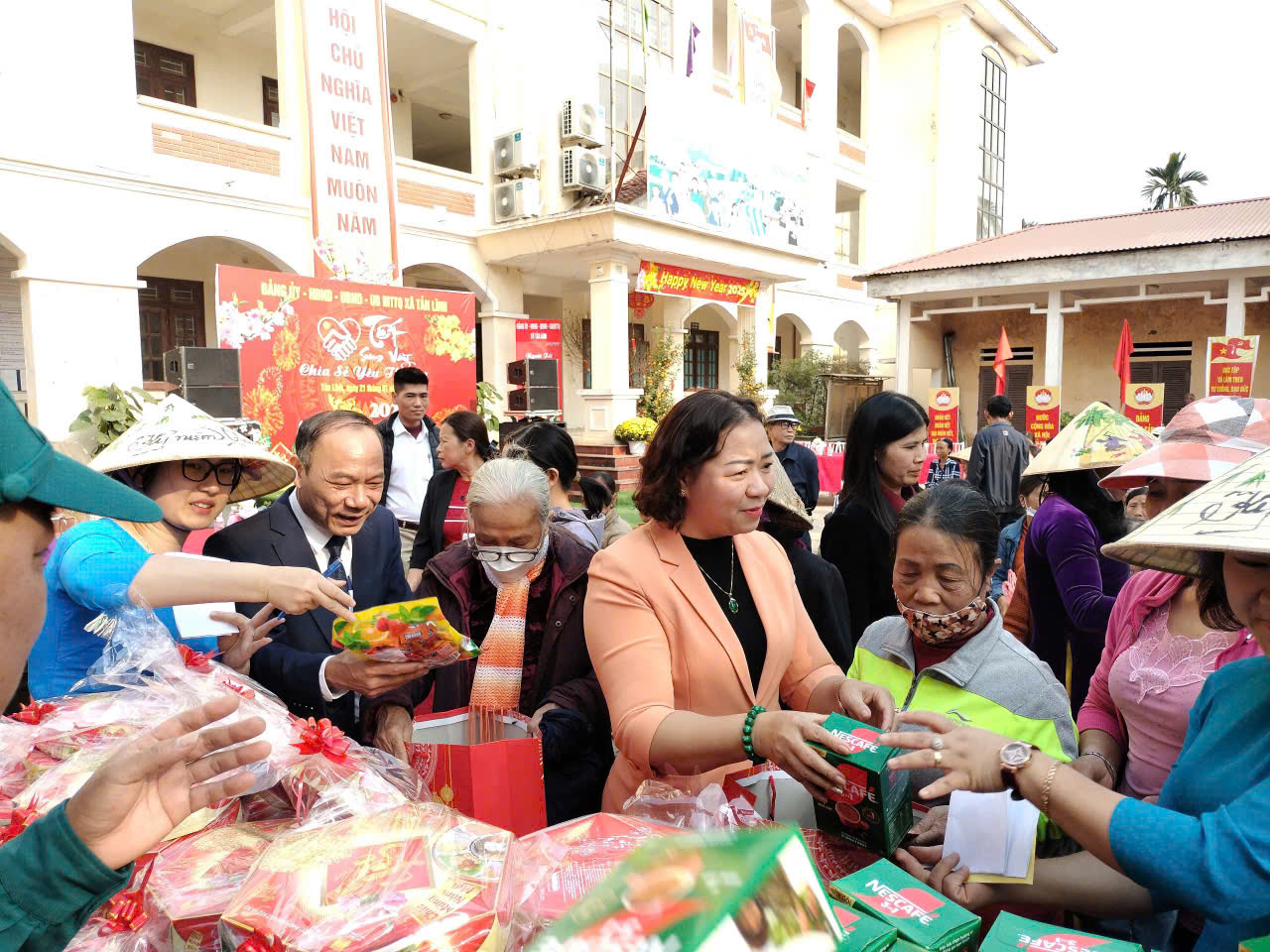 Chương trình "Tết sum vầy, chia sẻ yêu thương" xuân Ất Tỵ 2025, phiên chợ Tết o đồng tại xã Tản Lĩnh