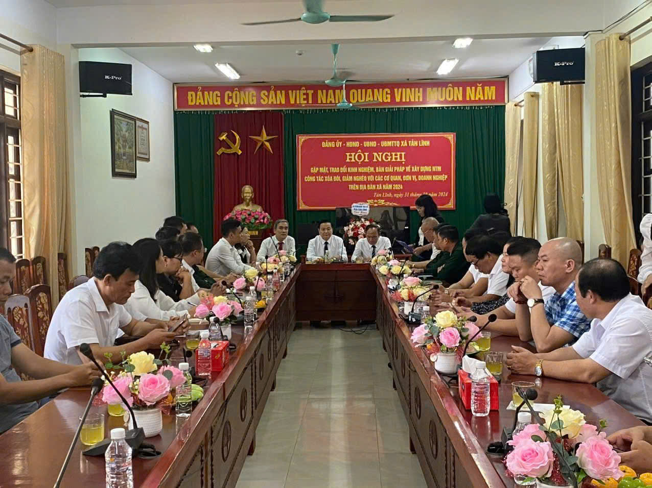 Xã Tản Lĩnh tổ chức gặp mặt trao đổi kinh nghiệm, bàn các giải pháp về công tác xây dựng NTMNC và công tác xóa đói, giảm nghèo, xóa nhà tạm, nhà dột nát cho các hộ nghèo, hộ cận nghèo, gia đình chính sách